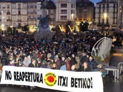 La cabeza de la manifestación contra la reapertura de Garoña este sábado en la plaza de la Virgen Blanca. 