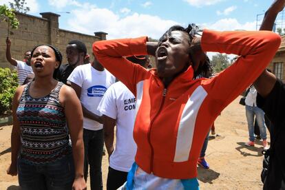 Varios activistas políticos se lamentan durante una marcha en protesta por la muerte de la activista keniana Carolina Mwatha en Nairobi (Kenia), este miércoles. El cuerpo de Carolina Mwatha, una activista keniana desaparecida hace una semana y conocida por denunciar asesinatos extrajudiciales, fue hallado este miércoles en una morgue de Nairobi tras un presunto aborto fallido, según informó la Policía. 