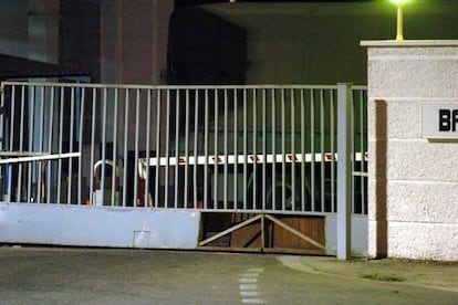 Puerta Principal de la Base aérea de Getafe donde se observan los desperfectos por la colisión del vehículo.