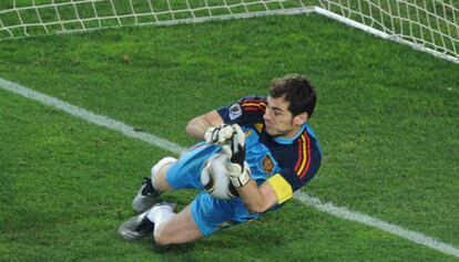 Iker Casillas detiene el lanzamiento de penalti de Cardozo en los cuartos de final del Mundial de Sudáfrica 2010.