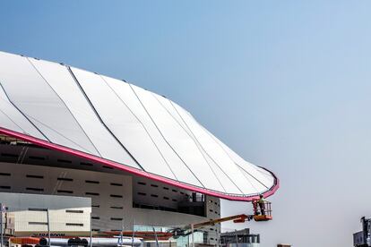 La cubierta del estadio es un estructura de acero de unas 6.336 toneladas que ocupa una superficie de 83.053 metros cuadrados.
