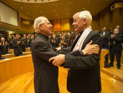 Arturo Sosa (derecha) con su antecesor en el cargo, Adolfo Nicolás, tras ser elegido en Roma este viernes.