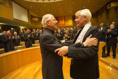 Arturo Sosa (derecha) con su antecesor en el cargo, Adolfo Nicolás, tras ser elegido en Roma este viernes.