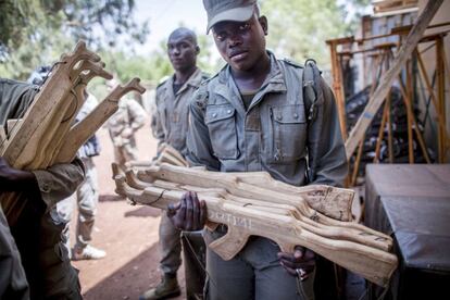 Un soldado maliense lleva armamento de madera en un simulacro durante la visita de la ministra de Defensa Ursula von der Leyen, en Koulikoro (Malí).