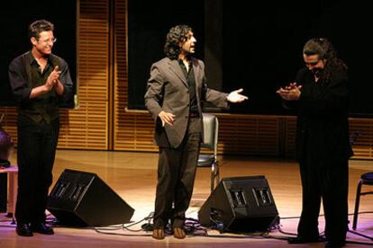 De izquierda a derecha, Guillermo McGill, Arcángel y Juan Ramón Caro, en el Carnegie Hall.