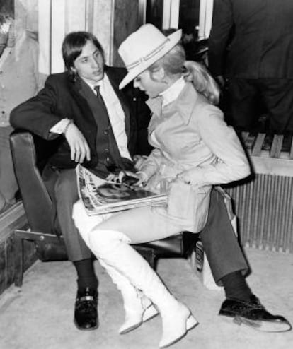 Johan Cruyff e sua esposa, Danny Coster, em 1973, compartilhando poltrona e revista, como se construíam os grandes amores antes da Internet.