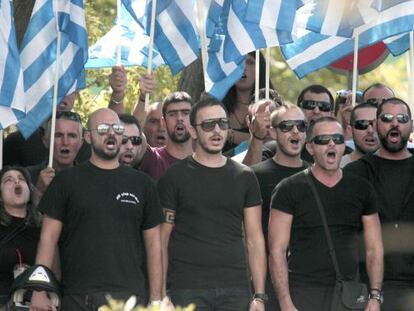 Partidarios de Aurora Dorada, frente a la comisaría de Atenas donde estaban detenidos el sábado sus líderes.