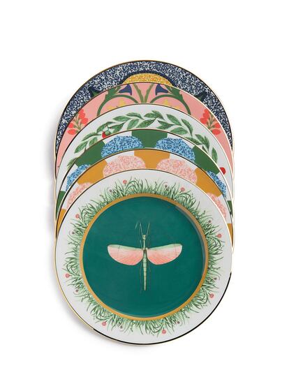 Hecho en colaboración con grandes maestros italianos, el juego de postres Libellula de La DoubleJ está hecho de porcelana fina con adornos dorados pintados a mano. Cada plato presenta un patrón vintage diferente dentro de la familia de estampados Libellula, con un choque de patrones extravagantes que ha sido cuidadosamente estudiado. Este juego combinado es el artículo de regalo perfecto, pero también se pueden comprar los platos por separado en juegos de dos. Aptos para el lavavajillas. Precio: 250 euros.