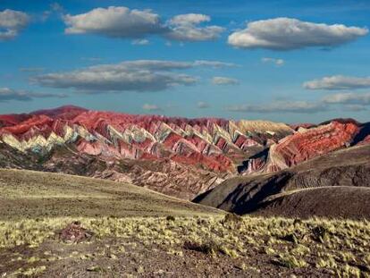 La serranía del Hornocal, con sus formaciones erosionadas en forma triangular, a 25 kilómetros de Humahuaca.
