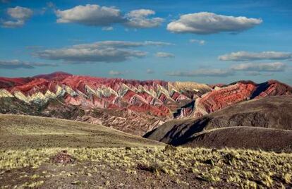 La serranía del Hornocal, con sus formaciones erosionadas en forma triangular, a 25 kilómetros de Humahuaca.