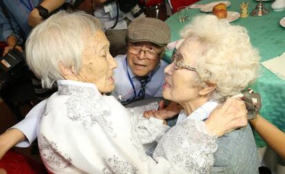 A norte-coreana Cho Sun-do (e), de 89 anos, encontra-se com sua irmã mais nova, a sul-coreana Cho Hye-do, de 86, e seu irmão mais novo, Cho Do-jae, de 75 anos.