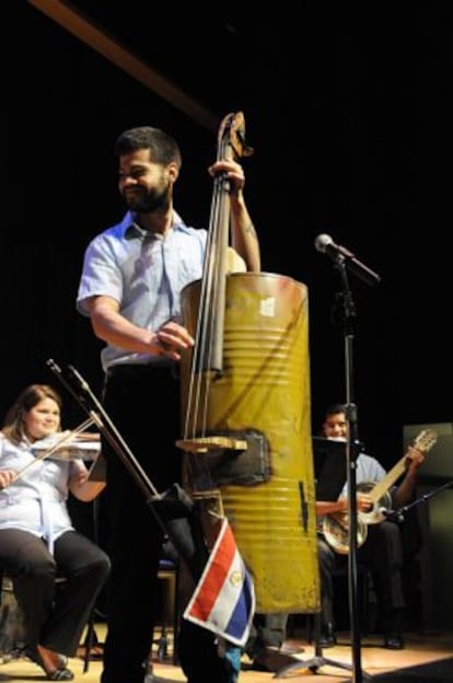 El chelo de la orquesta está fabricado a partir de un bidón de gasolina.