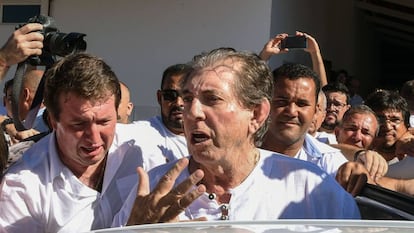 João de Deus, escoltado por cientos de seguidores en la entrada de su casa en Dom Inacio de Loyola, en Abadiânia, en diciembre de 2018