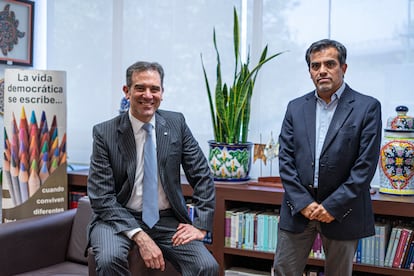 Lorenzo Córdova y Ernesto Núñez, en las oficinas del INE. 