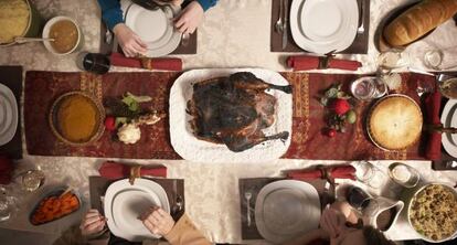 Una mesa llena de comida en Navidad.