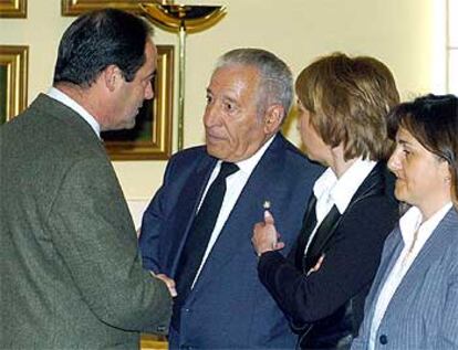 El ministro de Defensa, José Bono, ha recibido a los familiares de los miembros del CNI muertos en Irak.
