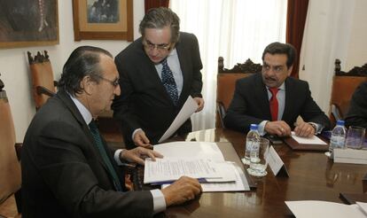 Juan García Salas entre Carlos Fabra y Francisco Martínez en un consejo de administración de Aerocas. 