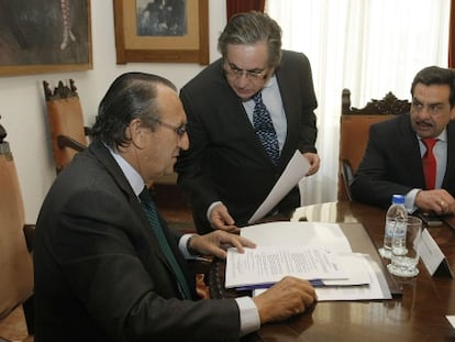 Juan García Salas entre Carlos Fabra y Francisco Martínez en un consejo de administración de Aerocas. 