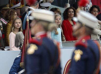ESPAÑA FIESTA NACIONAL:GRAF8970. MADRID, 12/10/2019.- La princesa Leonor y la infanta Sofía, observan el desfile militar que se ha celebrado este sábado en Madrid, con motivo del Día del la Fiesta Nacional en Madrid. EFE/Ballesteros