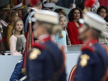 ESPAÑA FIESTA NACIONAL:GRAF8970. MADRID, 12/10/2019.- La princesa Leonor y la infanta Sofía, observan el desfile militar que se ha celebrado este sábado en Madrid, con motivo del Día del la Fiesta Nacional en Madrid. EFE/Ballesteros 