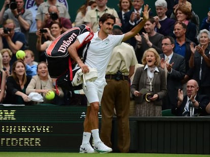 Federer saluda al público tras derrotar a Djokovic en la semifinal de Wimbledon.