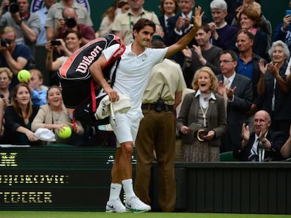 Federer saluda al público tras derrotar a Djokovic en la semifinal de Wimbledon.