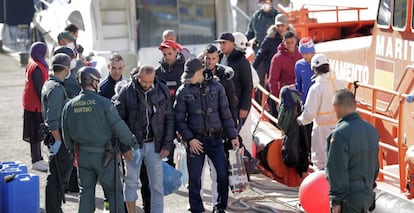 La Guardia civil custodia a un grupo de 11 inmigrantes llegado al puerto de Cartagena, el pasado mi&eacute;rcoles.