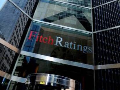 Imagen de la fachada de una de las oficinas de Fitch Ratings en Nueva York, Estados Unidos. EFE/Archivo