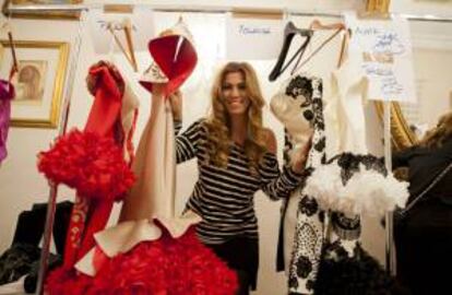 La diseñadora cordobesa Juana Martín con su nueva colección de trajes flamencos denominada "Gitanas en el albero". EFE/Archivo