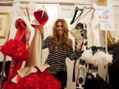 La diseñadora cordobesa Juana Martín con su nueva colección de trajes flamencos denominada "Gitanas en el albero". EFE/Archivo