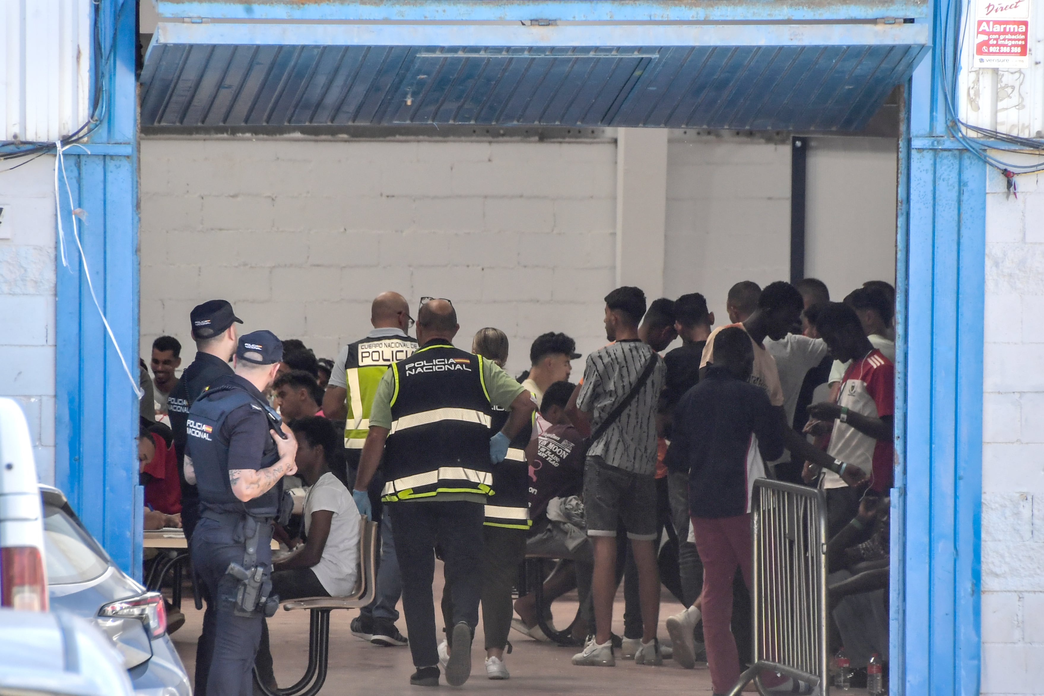 Un engranaje policial para estudiar el asilo de los migrantes que no quieren volver a Marruecos