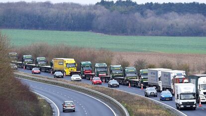 Cola de camiones de camino al puerto de Dover durante un ensayo del Brexit duro el pasado 7 de enero.