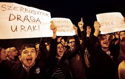 Manifestaci&oacute;n en apoyo a la Central European University de Budapest el lunes por la noche en la capital h&uacute;ngara. 