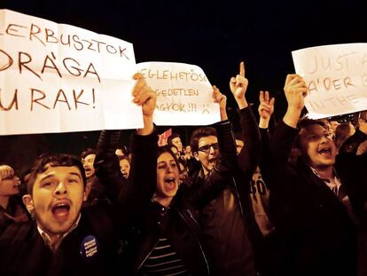 Manifestación en apoyo a la Central European University de Budapest el lunes por la noche en la capital húngara.
