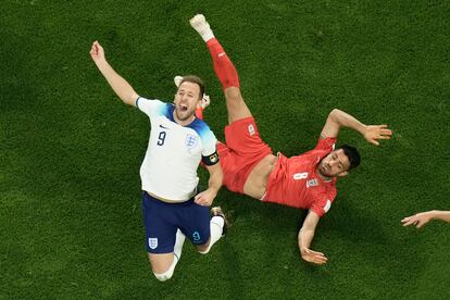 Harry Kane sufre una falta por el jugador de Irán Morteza Pouraliganji