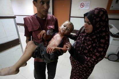 Un niño palestino herido es trasladado al hospital de Deir al Balah, en Gaza, este jueves.