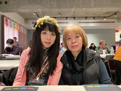 Kang Xue-er, jubilada de 66 años, participa en el curso con su hija, Chen Han-ling, de 36 años, artista y profesora de dibujo de mangas. 