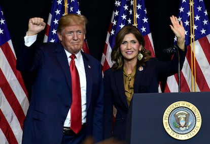 Donald Trump y Kristi Noem