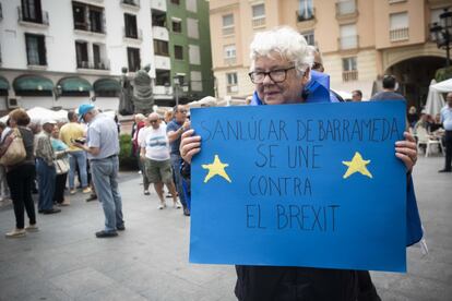 Una mujer sostiene una pancarta durante la protesta en Gibraltar, este sábado.