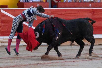  El Juli, matando a su primer toro. Acab&oacute; saliendo por la puerta grande.