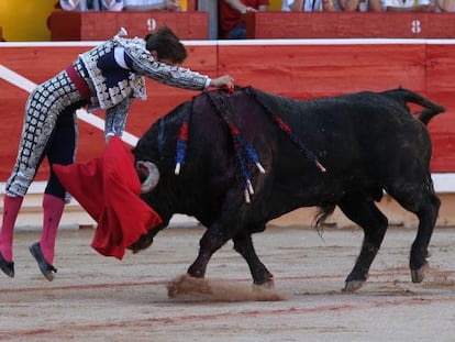  El Juli, matando a su primer toro. Acab&oacute; saliendo por la puerta grande.