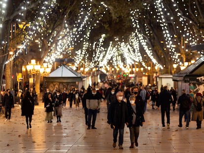 Las calles de Barcelona este jueves iluminadas por las luces navideñas.