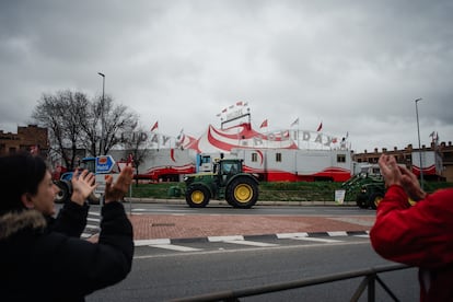 Varias personas aplauden a los agricultores en la carretera M-503 a su paso por Brunete (Madrid), este viernes. 