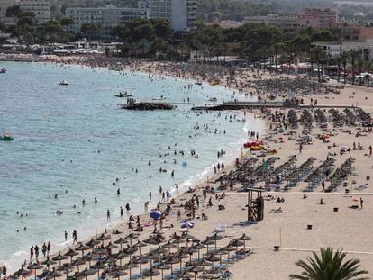 Los turistas este verano en la playa de Magaluf (Mallorca).