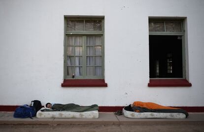 Dos corredores descansan tras la etapa. 