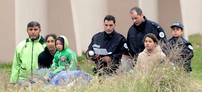 La policía francesa con gitanos romanís en el desalojo del poblado que se encuentra en el centro de Lyon