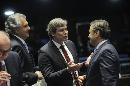 Senador Lindberg Farias conversa com A&eacute;cio Neves.