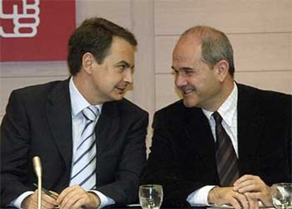 El secretario general del PSOE, José Luis Rodríguez Zapatero, con el presidente del partido, Manuel Chaves, ayer en la reunión de la ejecutiva.