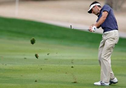 Charl Schwartzel golpea la bola durante la jornada inaugural