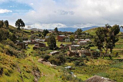 Desde mediados de los noventa la contaminación obliga a los jóvenes a abandonar Pariti (Bolivia) para buscar trabajo en ciudades grandes como La Paz o El Alto.